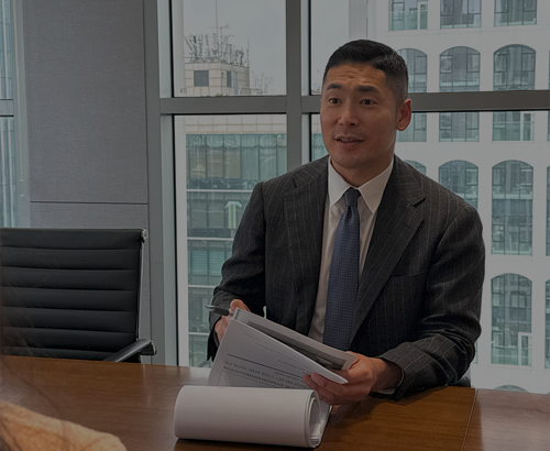 회의실에서 서류를 들고 앉은 남성